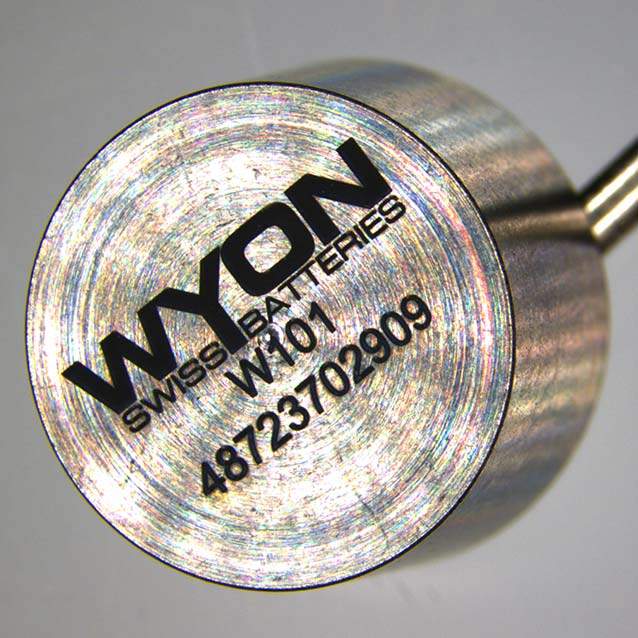 Eine markierte Batteriehalterung. Ihr Durchmesser beträgt 9 mm. Die Schriftgrösse der Seriennummer: 0,5mm. &amp;nbsp;Auffällig ist der starke Kontrast beim Black Marking. (Bild: Trumpf)